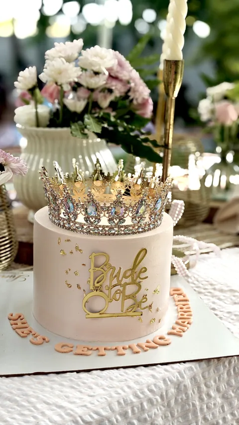 Crown and flowers custom cake by Lueur Patisserie