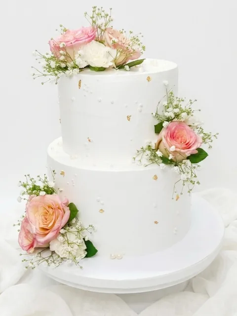 Two-tier roses custom cake by Lueur Patisserie