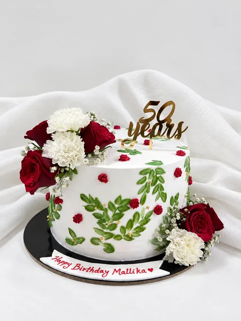 Roses and a milestone custom cake by Lueur Patisserie