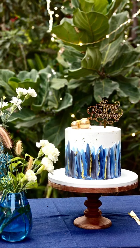 Blue and gold brushstrokes custom cake by Lueur Patisserie