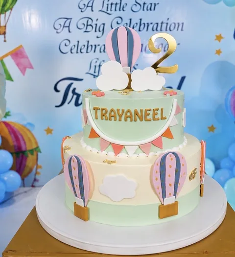 Hot-air balloon tiers custom cake by Lueur Patisserie