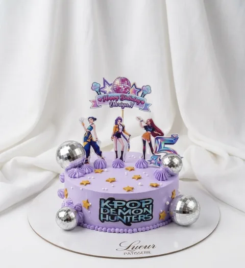 Lavender stage custom cake by Lueur Patisserie
