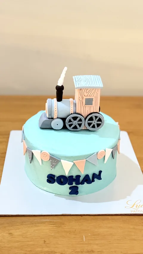Little train journey custom cake by Lueur Patisserie