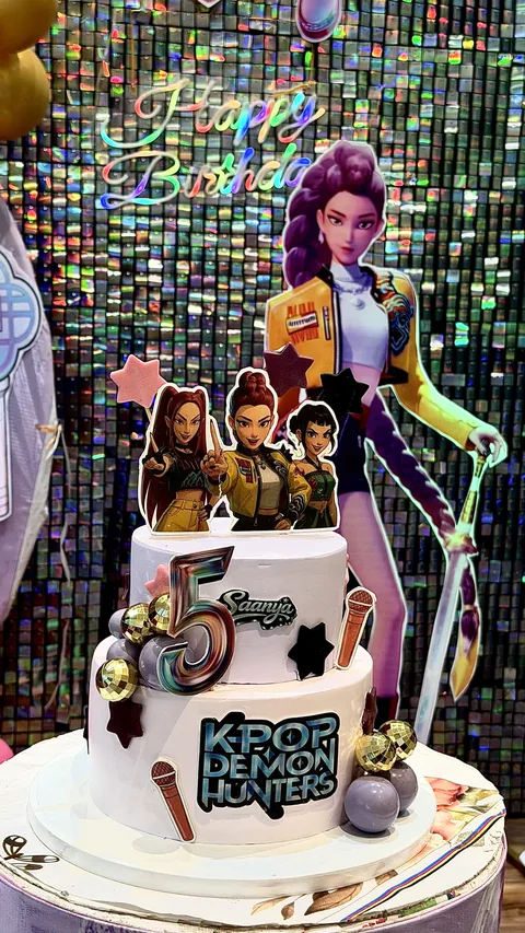 Music-party celebration custom cake by Lueur Patisserie