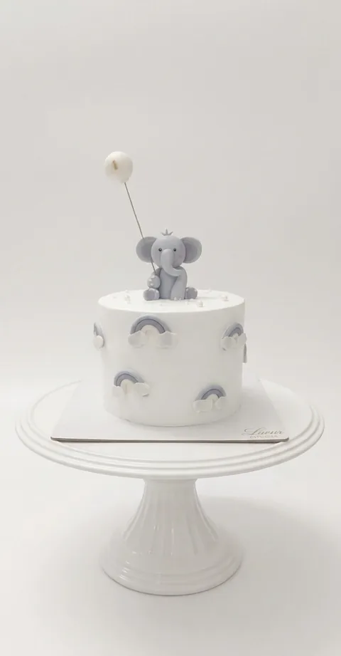 Moon and stars custom cake by Lueur Patisserie