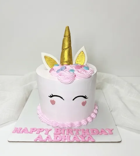 A little unicorn custom cake by Lueur Patisserie