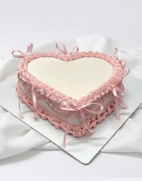 Pink vintage heart custom cake by Lueur Patisserie